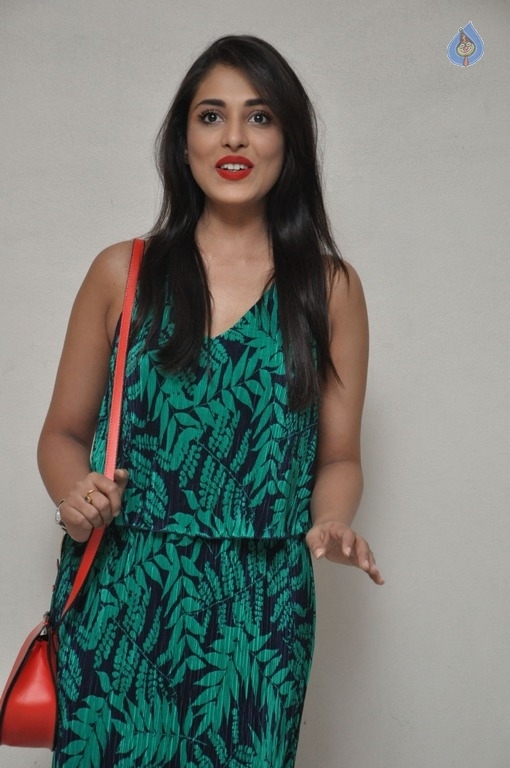 Madhu Shalini New Photos - 16 / 21 photos