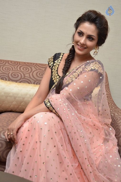 Madhu Shalini New Photos - 10 / 42 photos