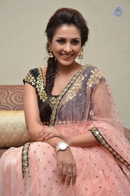 Madhu Shalini New Photos - 23 / 42 photos