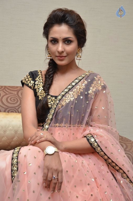 Madhu Shalini New Photos - 29 / 42 photos