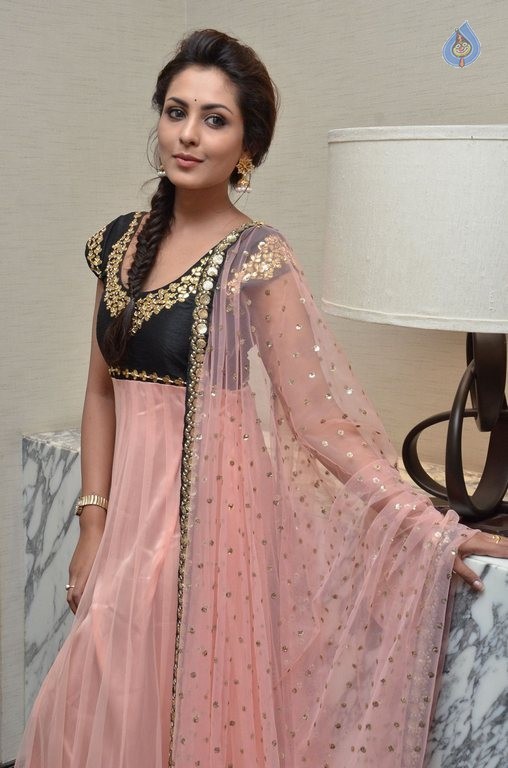 Madhu Shalini New Photos - 39 / 42 photos