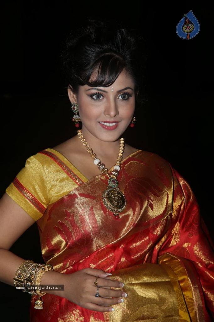 Madhu Shalini New Photos - 4 / 61 photos