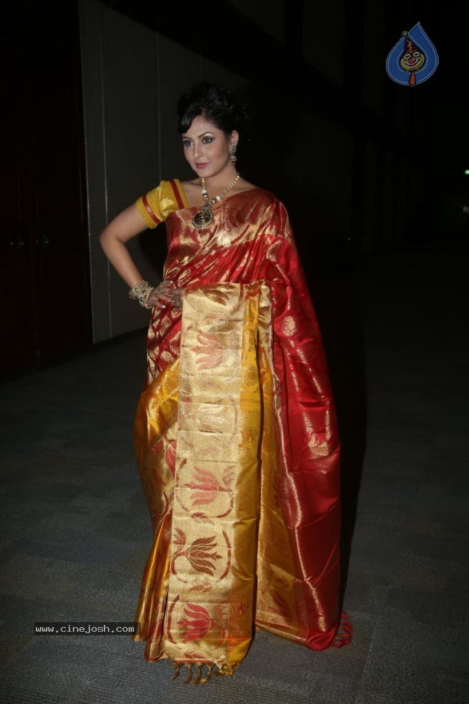 Madhu Shalini New Photos - 19 / 61 photos