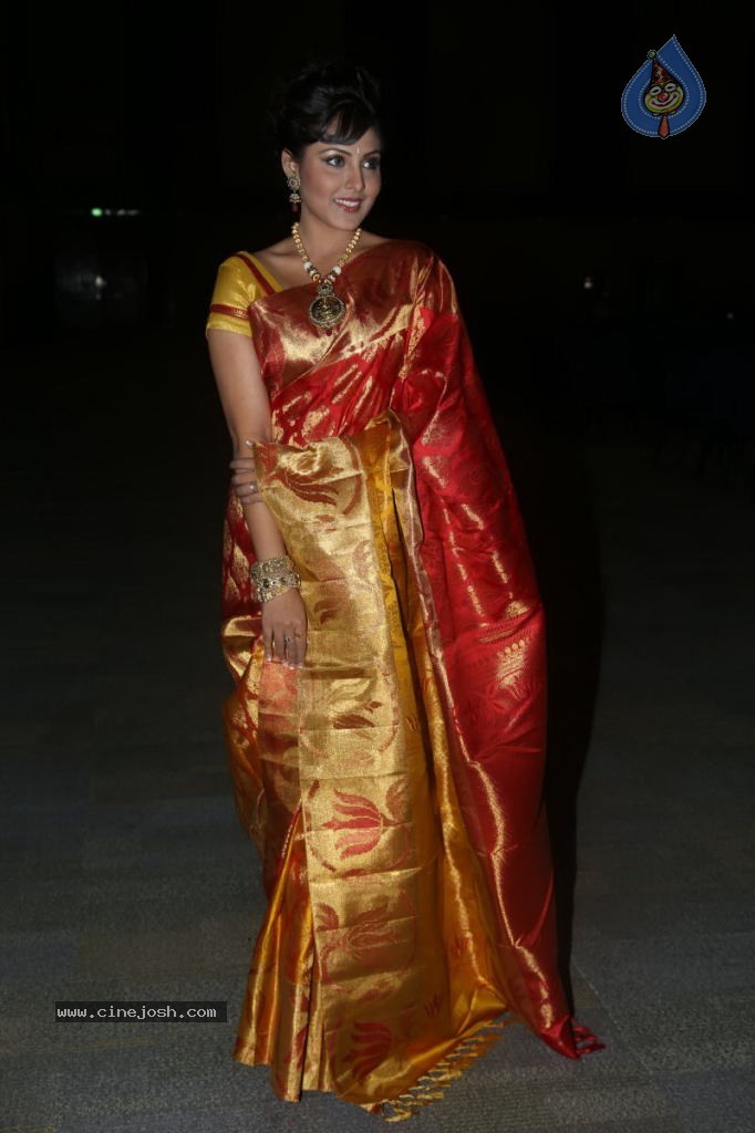 Madhu Shalini New Photos - 34 / 61 photos