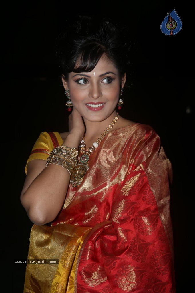 Madhu Shalini New Photos - 36 / 61 photos