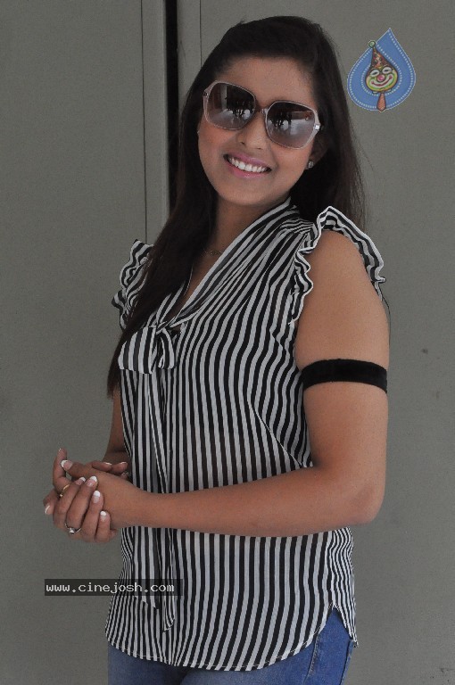 Madhu Shalini New Pics - 6 / 64 photos
