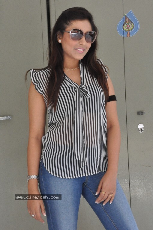 Madhu Shalini New Pics - 15 / 64 photos