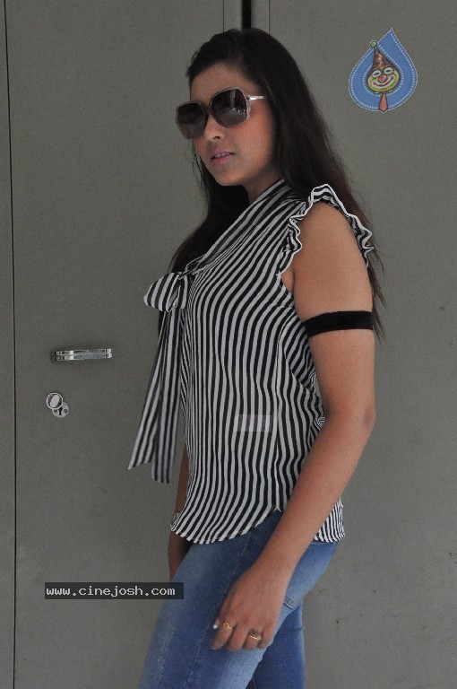 Madhu Shalini New Pics - 29 / 64 photos