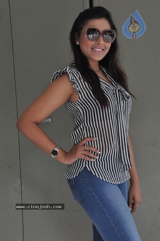 Madhu Shalini New Pics - 33 / 64 photos
