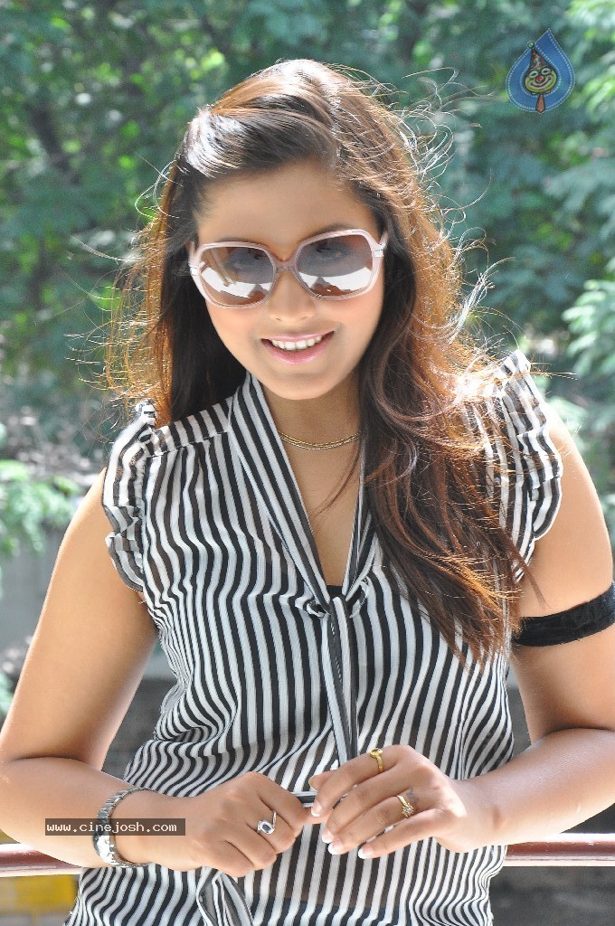 Madhu Shalini New Pics - 42 / 64 photos