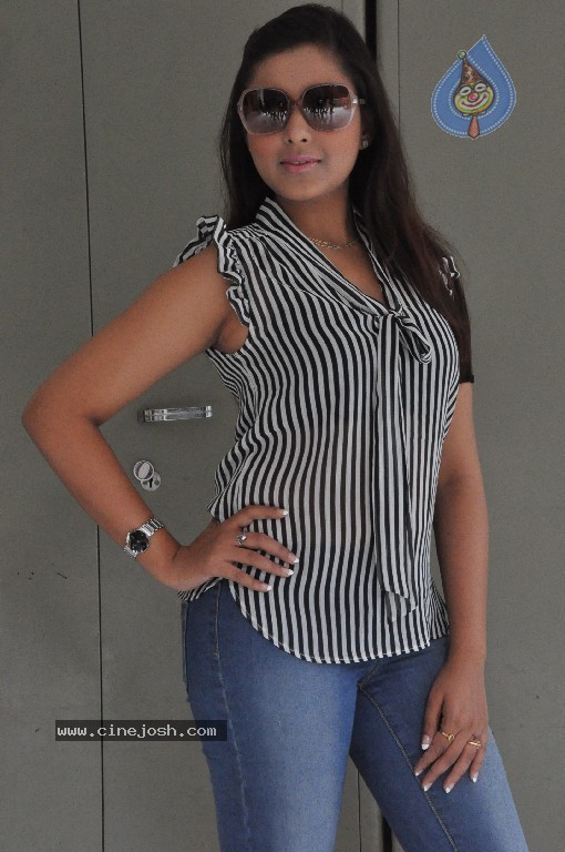 Madhu Shalini New Pics - 59 / 64 photos