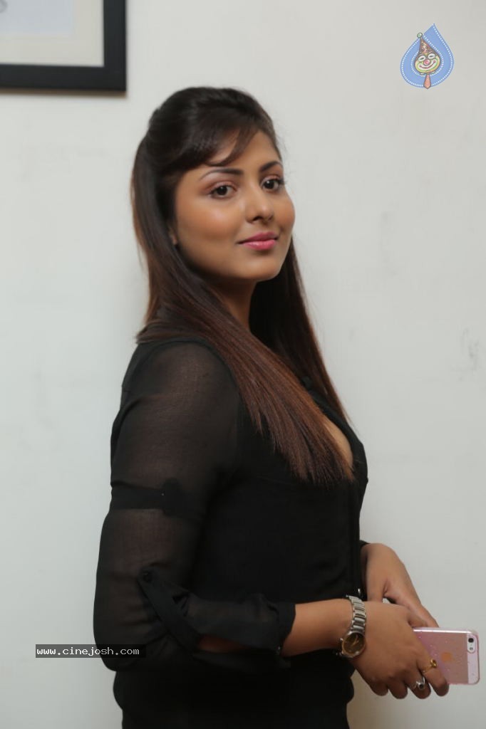 Madhu Shalini New Stills - 73 / 79 photos