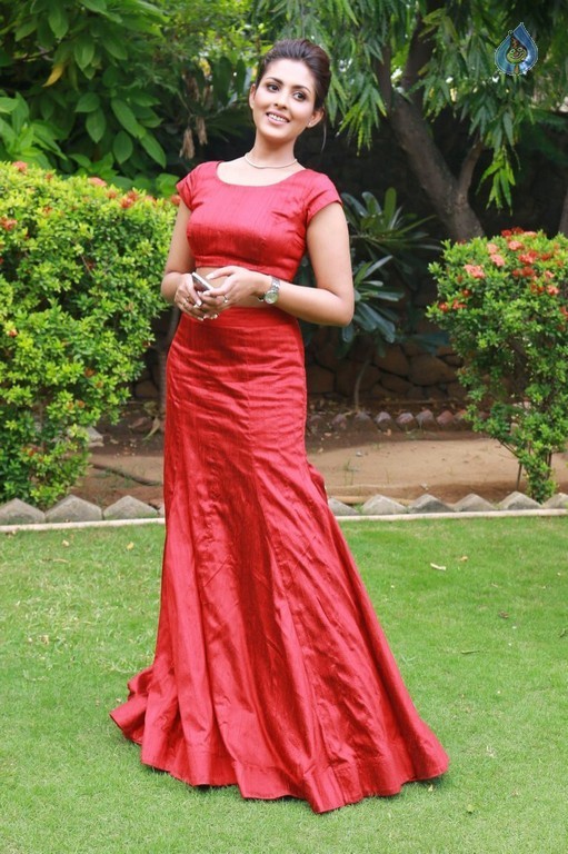 Madhu Shalini Photos - 2 / 21 photos