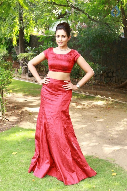 Madhu Shalini Photos - 12 / 21 photos