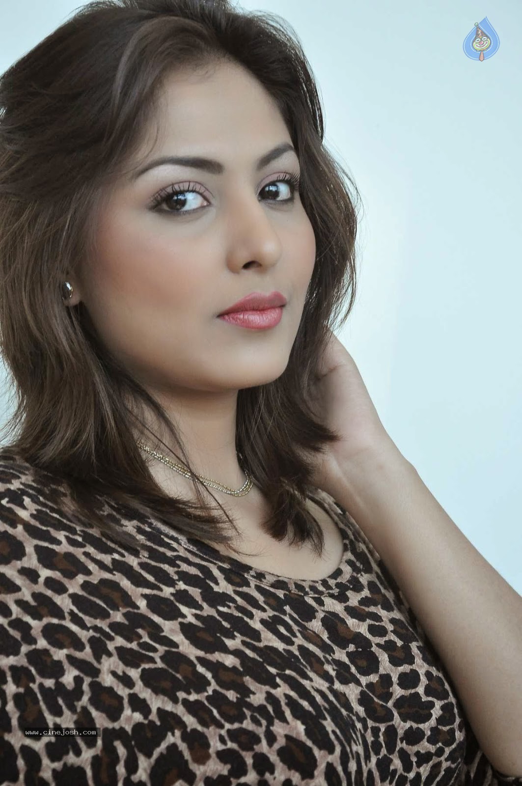 Madhu Shalini Stills - 88 / 96 photos