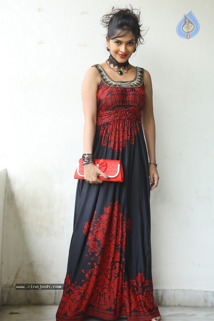 Madhumitha Hot Gallery - 10 / 117 photos