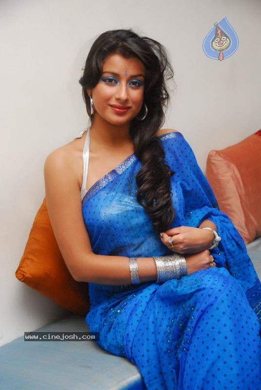 Madhurima Latest Photo Gallery - 24 / 40 photos