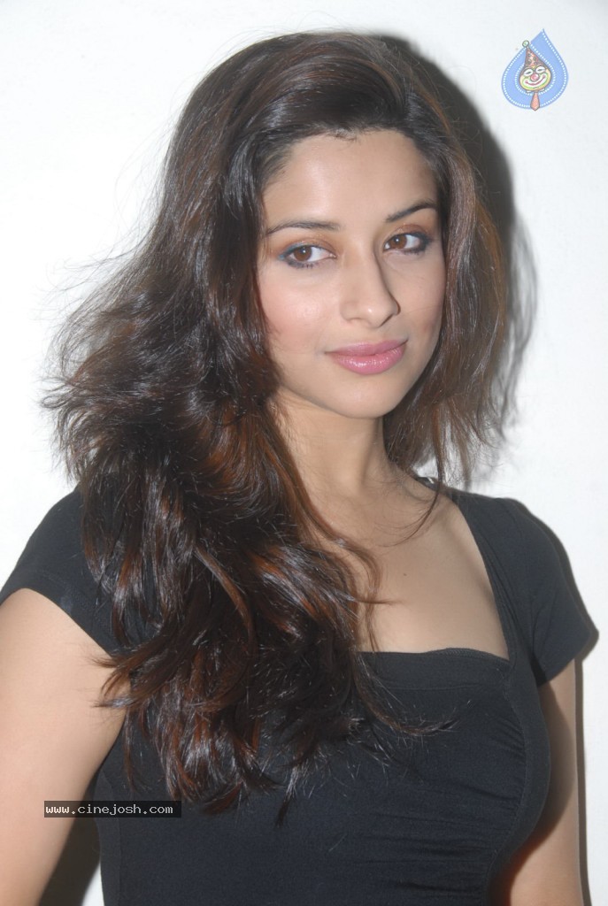 Madhurima New Stills - 60 / 78 photos