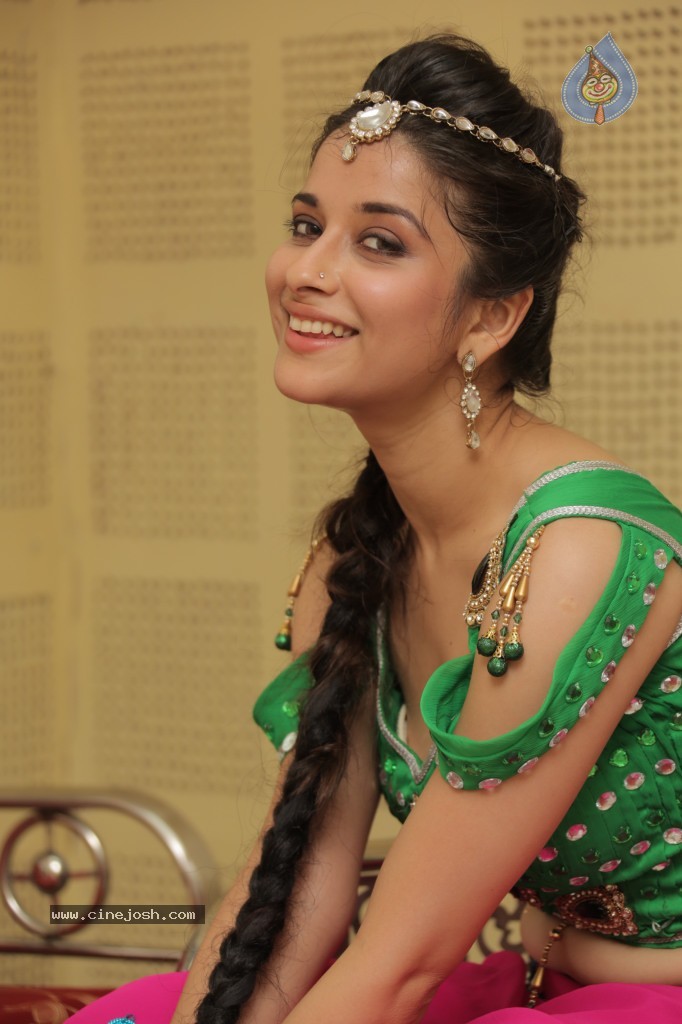Madhurima New Stills - 66 / 68 photos