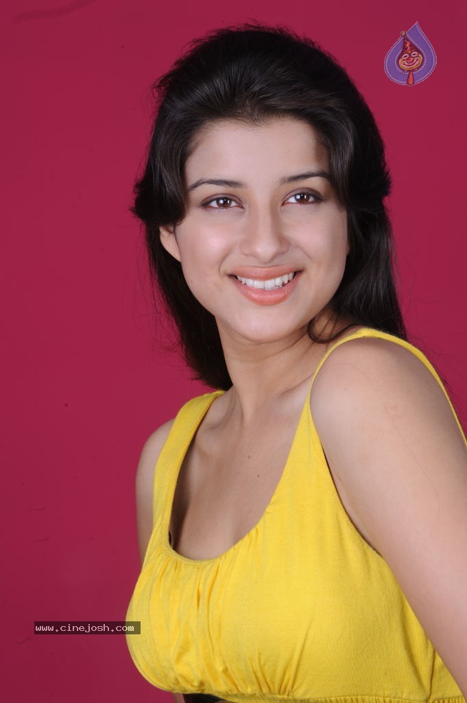 Madhurima Photos - 17 / 102 photos