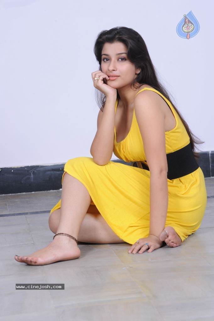 Madhurima Photos - 18 / 102 photos