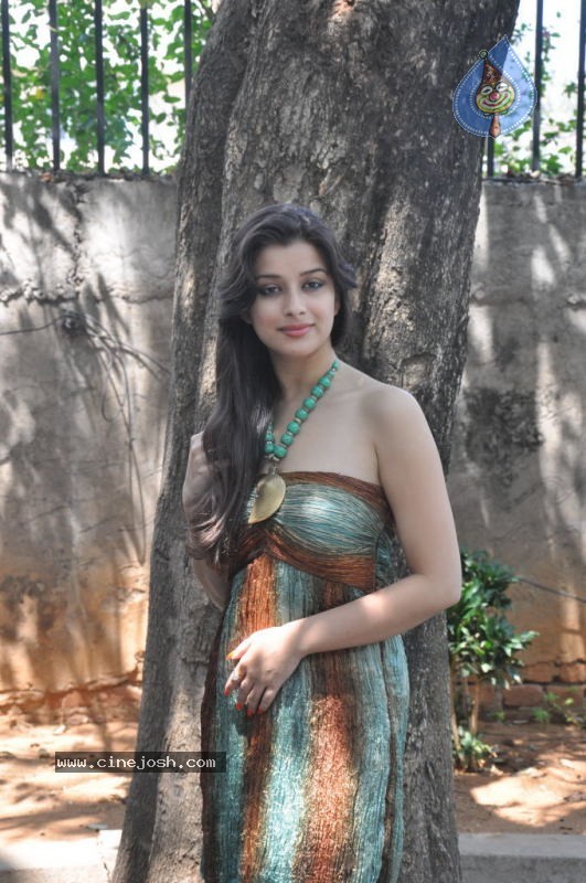 Madhurima Stills - 10 / 50 photos