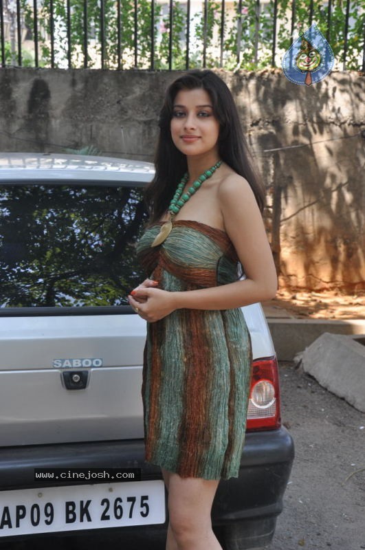 Madhurima Stills - 12 / 50 photos