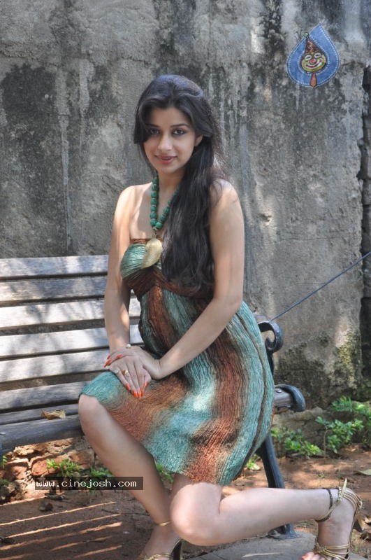 Madhurima Stills - 21 / 50 photos