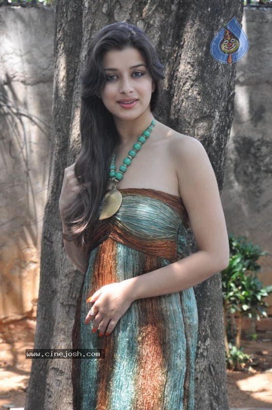 Madhurima Stills - 42 / 50 photos