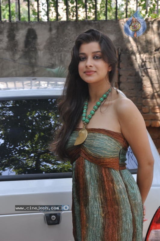 Madhurima Stills - 45 / 50 photos