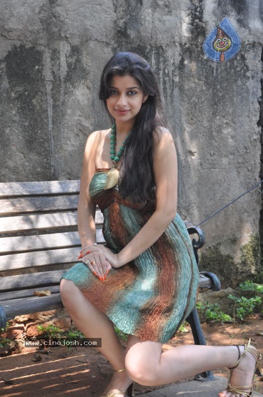 Madhurima Stills - 47 / 50 photos