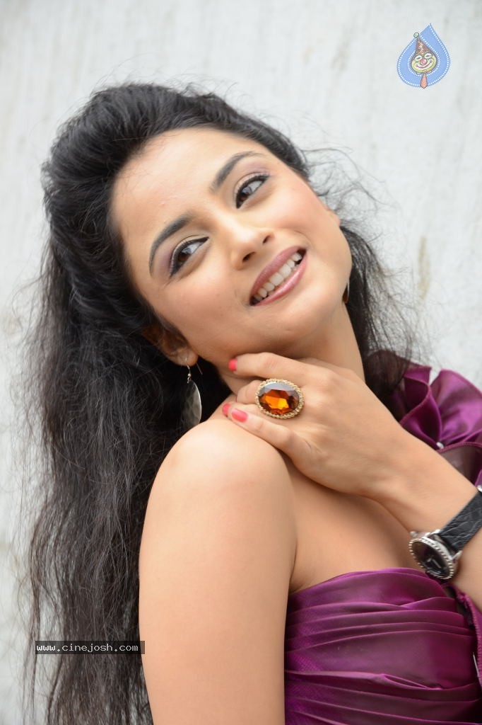 Madirakshi New Stills - 17 / 37 photos