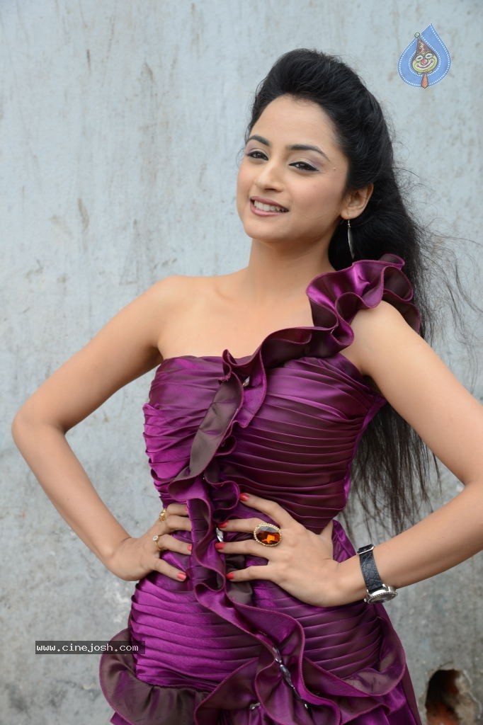 Madirakshi New Stills - 25 / 37 photos