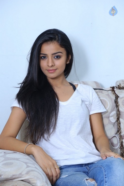 Mahima Makwana Latest Photos - 32 / 42 photos