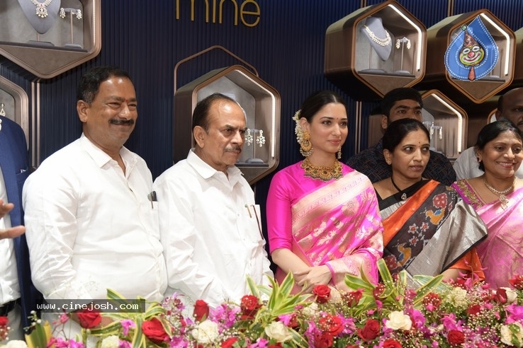 Malabar Gold New Showroom Launched By Tamanna - 1 / 18 photos