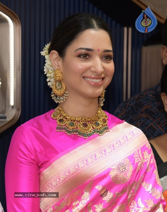 Malabar Gold New Showroom Launched By Tamanna - 4 / 18 photos