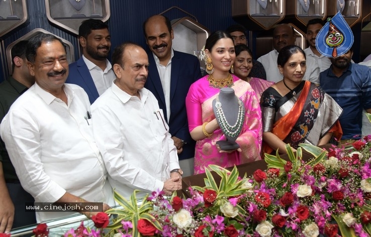 Malabar Gold New Showroom Launched By Tamanna - 6 / 18 photos