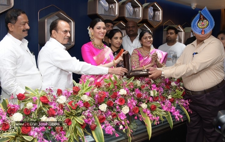Malabar Gold New Showroom Launched By Tamanna - 7 / 18 photos