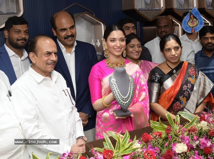 Malabar Gold New Showroom Launched By Tamanna - 8 / 18 photos