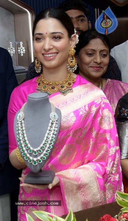Malabar Gold New Showroom Launched By Tamanna - 10 / 18 photos