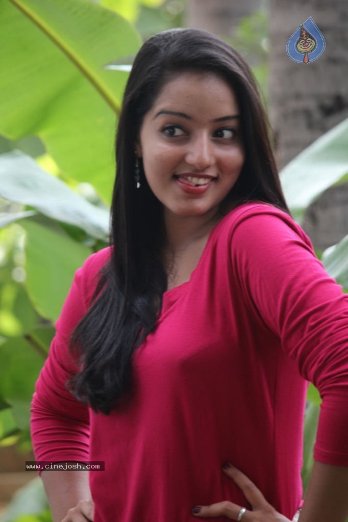 Malavika Menon Stills - 13 / 33 photos