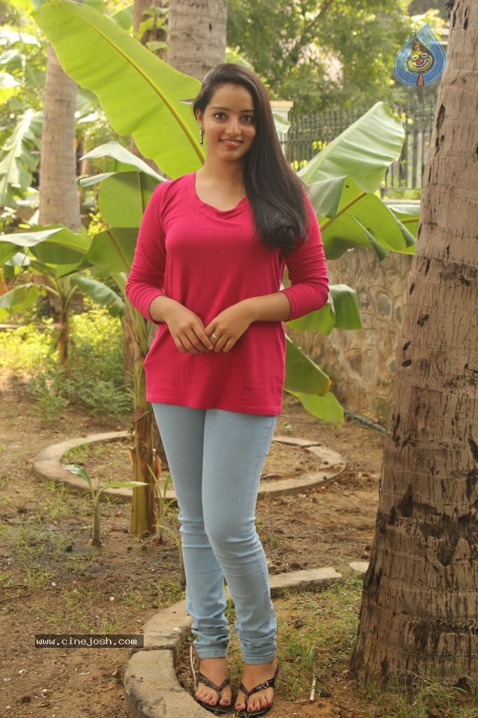 Malavika Menon Stills - 14 / 33 photos