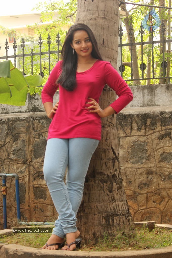 Malavika Menon Stills - 15 / 33 photos