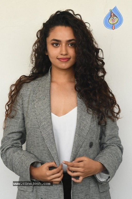 Malavika Nair Images - 21 / 42 photos