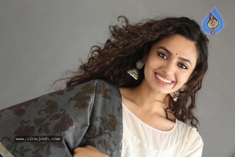 Malavika Nair Latest Photos - 5 / 20 photos