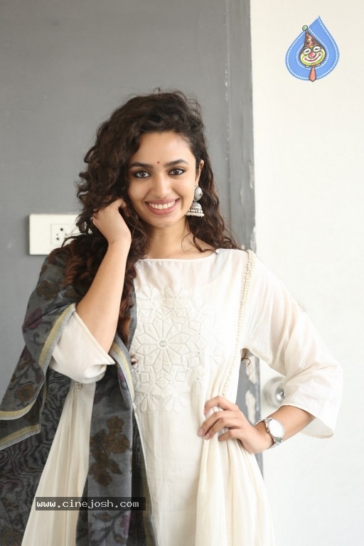 Malavika Nair Latest Photos - 7 / 20 photos