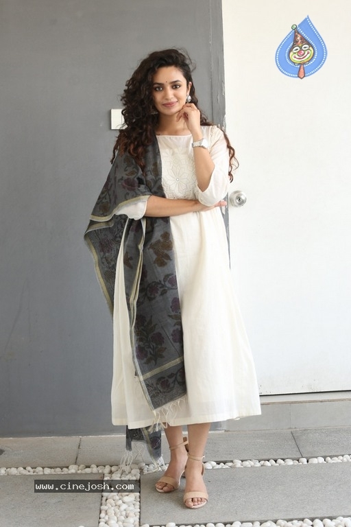 Malavika Nair Latest Photos - 8 / 20 photos