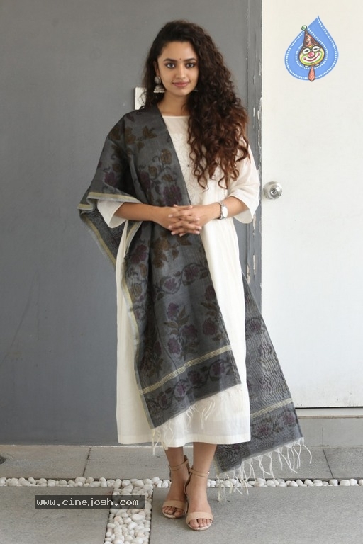 Malavika Nair Latest Photos - 10 / 20 photos