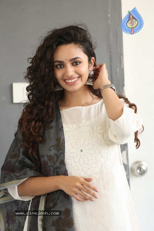 Malavika Nair Latest Photos - 18 / 20 photos