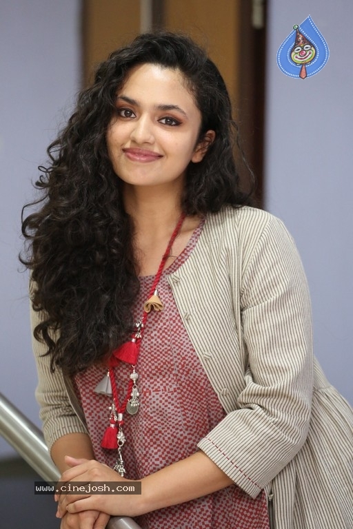 Malavika Nair Stills - 1 / 42 photos